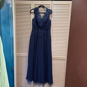 Elegant Navy Blue Lace Evening Gown